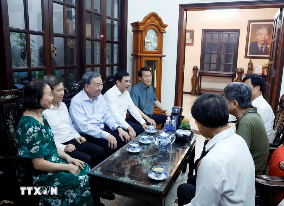 Tổng Bí thư, Chủ tịch nước dâng hương tưởng nhớ các đồng chí lãnh đạo tiền bối- Ảnh 9.