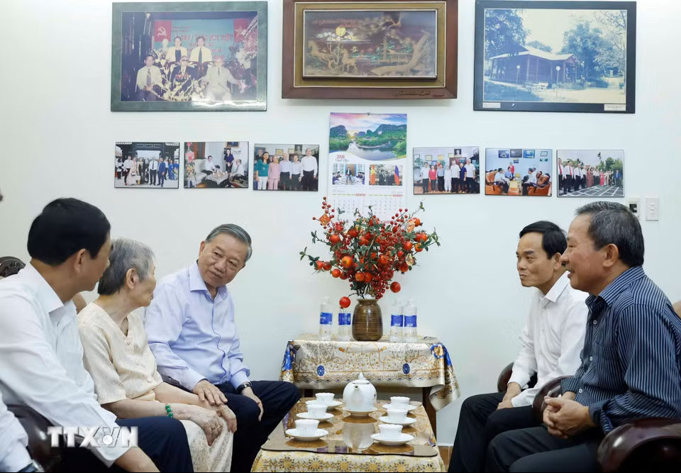 Tổng Bí thư, Chủ tịch nước dâng hương tưởng nhớ các đồng chí lãnh đạo tiền bối- Ảnh 6.