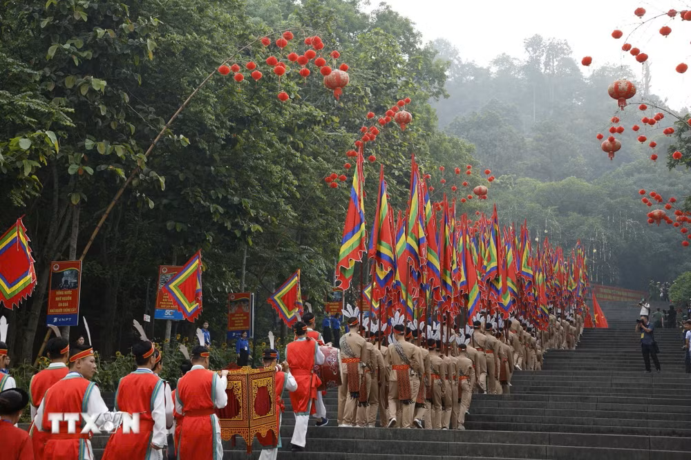 Tổng Bí thư, Chủ tịch nước Tô Lâm dâng hương tưởng niệm các vua Hùng- Ảnh 6.