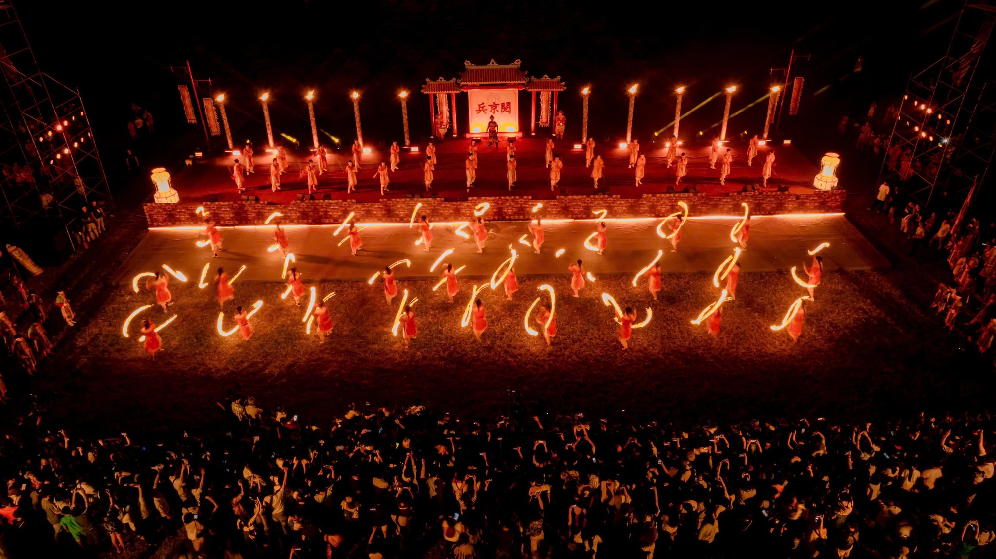 Đại Nội Huế rực sáng trong đêm 'Hoàng cung huyền ảo'- Ảnh 2.