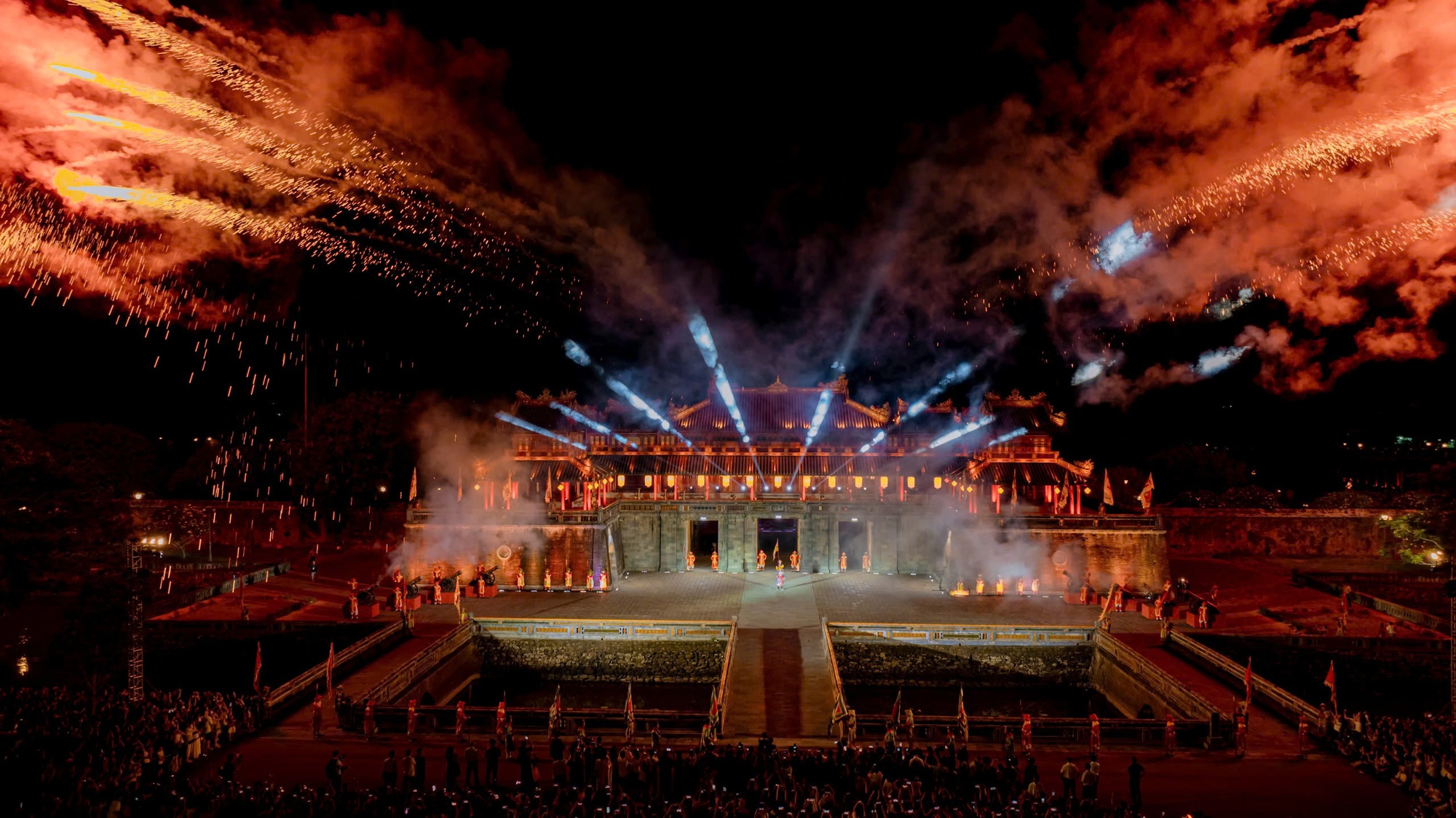 Đại Nội Huế rực sáng trong đêm 'Hoàng cung huyền ảo'- Ảnh 1.