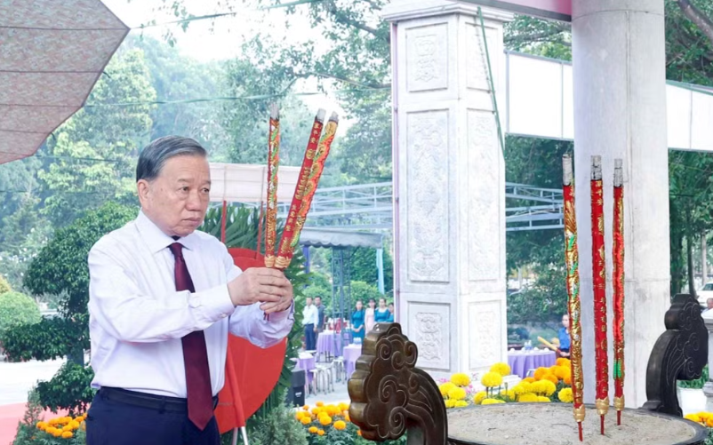 Tổng Bí thư, Chủ tịch nước Tô Lâm dâng hương tại Nghĩa trang Liệt sĩ Tân Biên