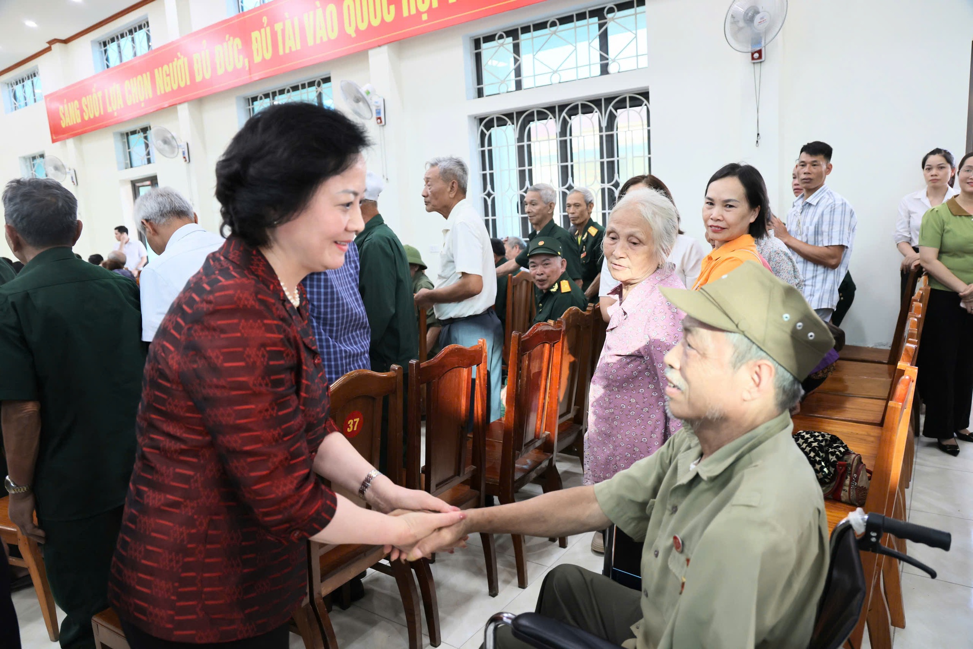 Phó Thủ tướng Phạm Thị Thanh Trà thăm, tặng quà gia đình chính sách, công nhân và hộ nghèo tại Lào Cai- Ảnh 12.