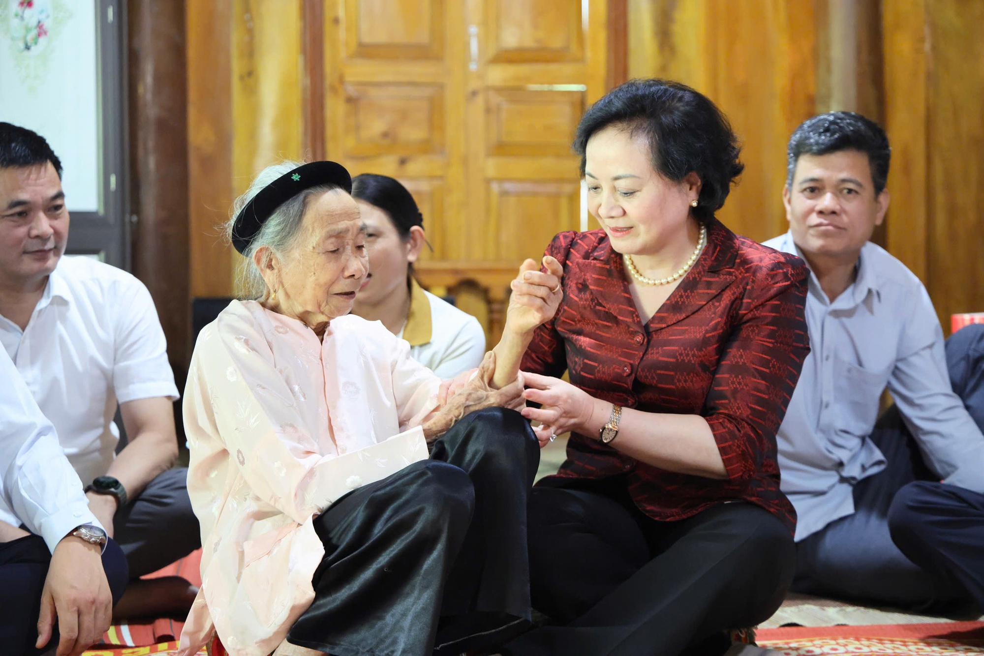 Phó Thủ tướng Phạm Thị Thanh Trà thăm, tặng quà gia đình chính sách, công nhân và hộ nghèo tại Lào Cai- Ảnh 5.