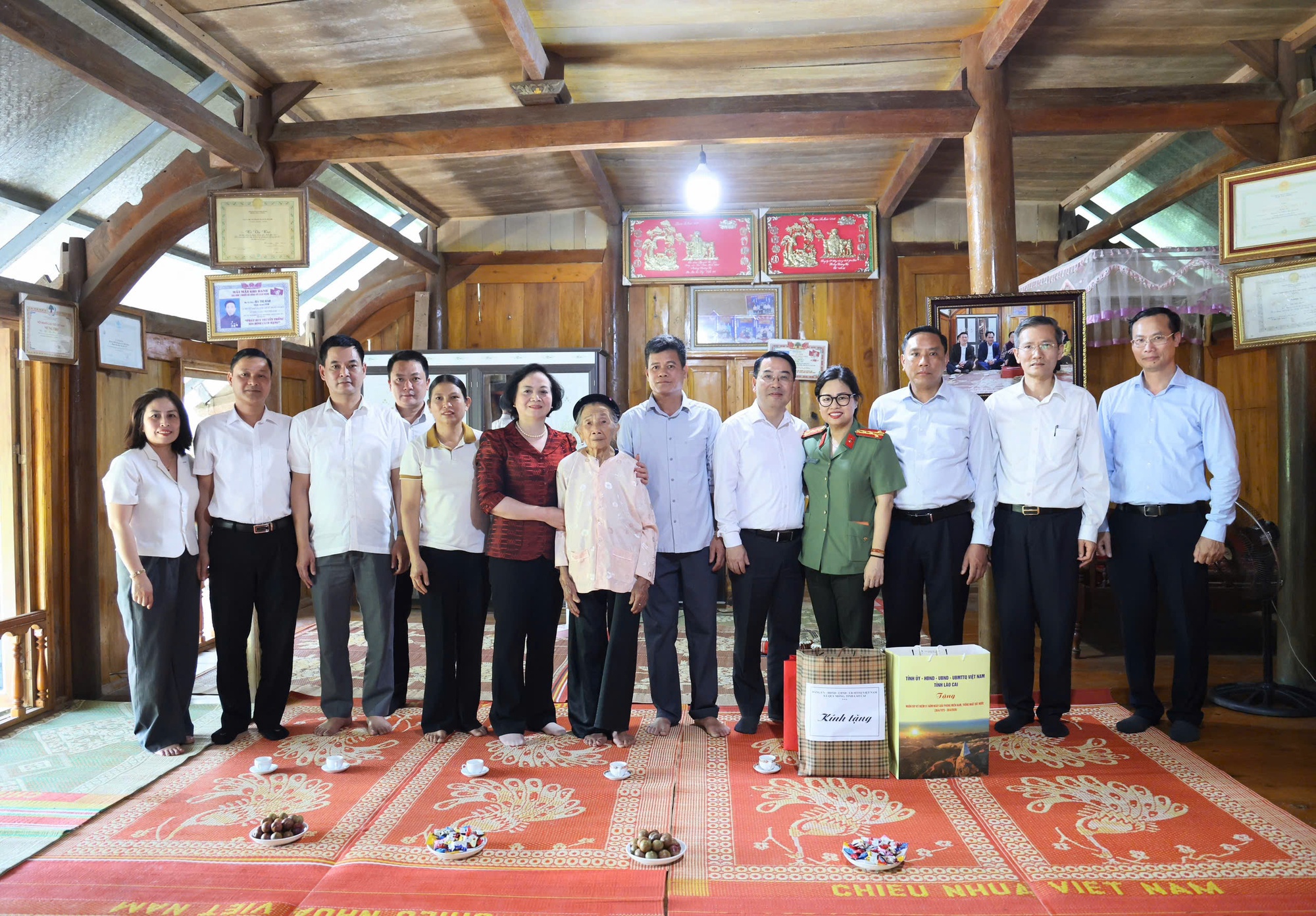 Phó Thủ tướng Phạm Thị Thanh Trà thăm, tặng quà gia đình chính sách, công nhân và hộ nghèo tại Lào Cai- Ảnh 6.