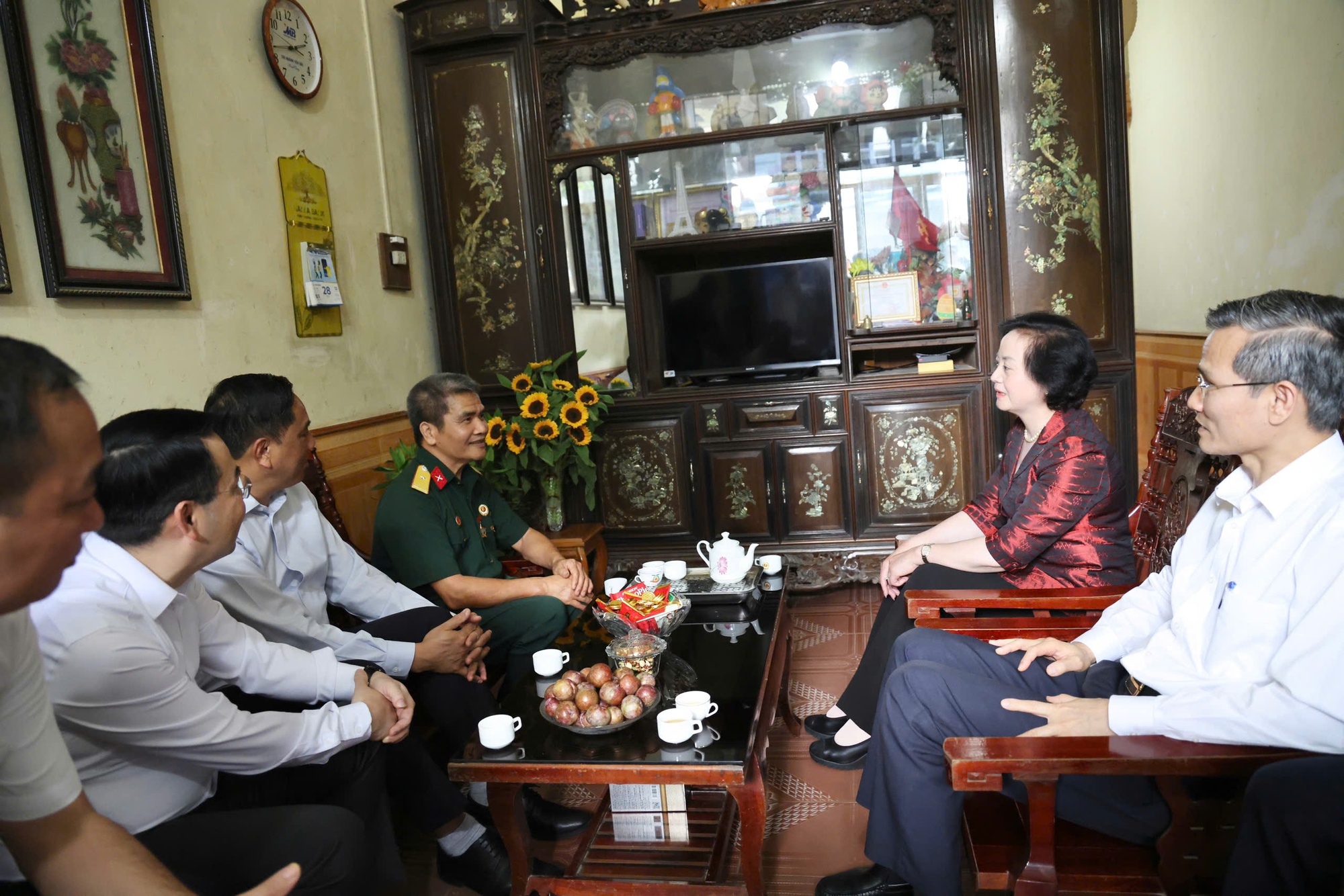 Phó Thủ tướng Phạm Thị Thanh Trà thăm, tặng quà gia đình chính sách, công nhân và hộ nghèo tại Lào Cai- Ảnh 3.