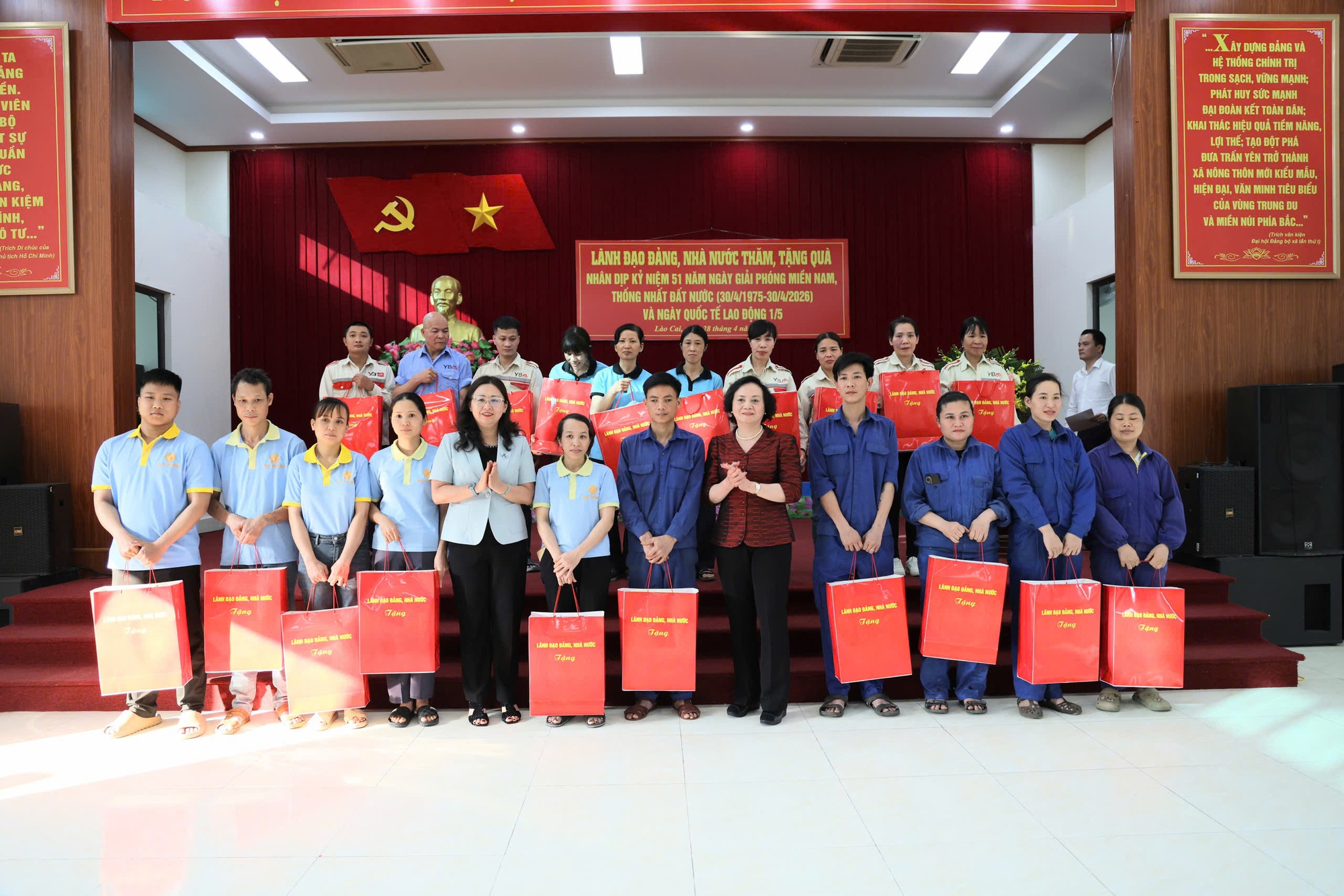 Phó Thủ tướng Phạm Thị Thanh Trà thăm, tặng quà gia đình chính sách, công nhân và hộ nghèo tại Lào Cai- Ảnh 10.