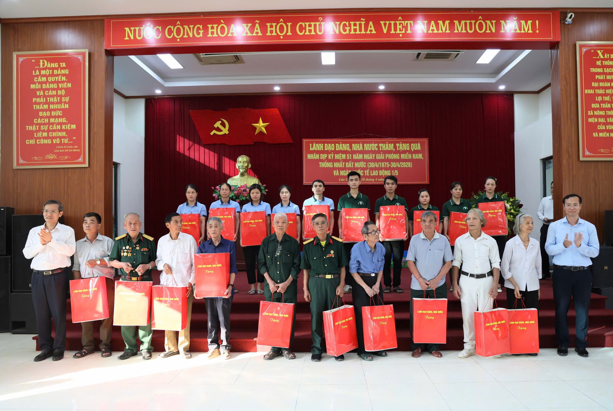 Phó Thủ tướng Phạm Thị Thanh Trà thăm, tặng quà gia đình chính sách, công nhân và hộ nghèo tại Lào Cai- Ảnh 11.