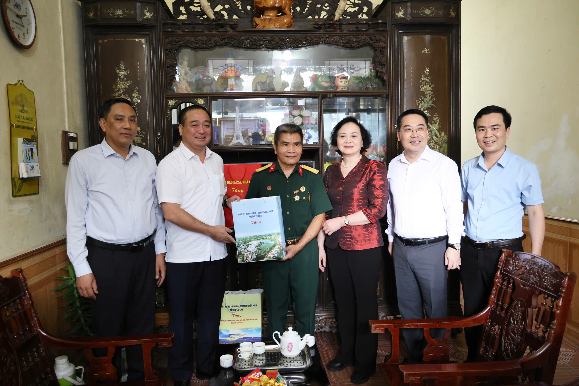 Phó Thủ tướng Phạm Thị Thanh Trà thăm, tặng quà gia đình chính sách, công nhân và hộ nghèo tại Lào Cai- Ảnh 2.