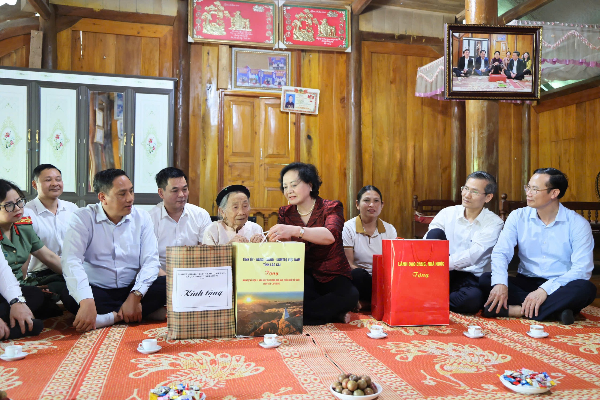 Phó Thủ tướng Phạm Thị Thanh Trà thăm, tặng quà gia đình chính sách, công nhân và hộ nghèo tại Lào Cai- Ảnh 4.