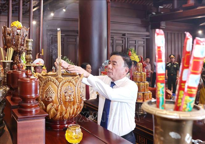 Thường trực Ban Bí thư dâng hương, tưởng niệm các anh hùng, liệt sĩ tại tỉnh Điện Biên