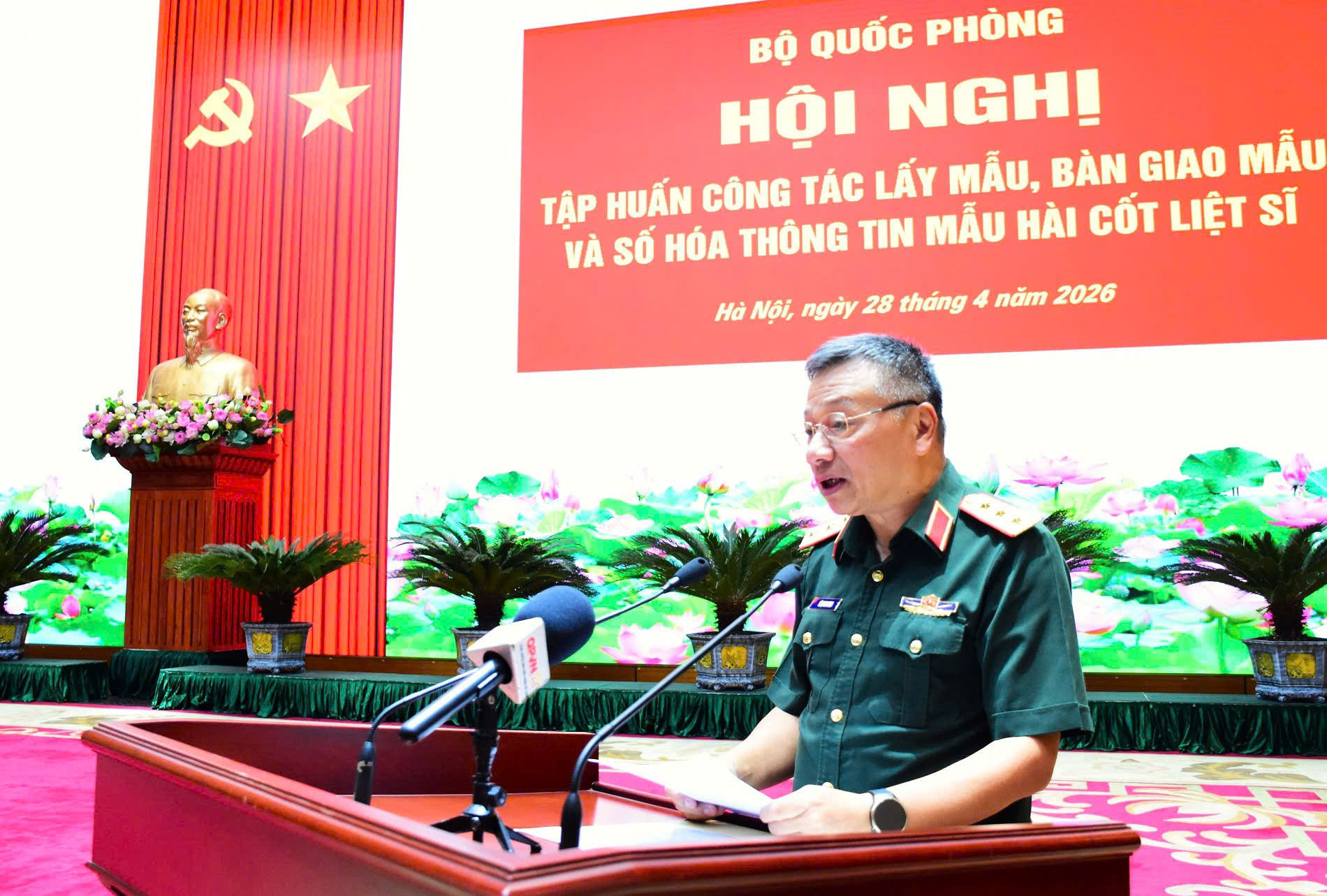 Bộ Quốc phòng tập huấn lấy mẫu, số hóa thông tin hài cốt liệt sĩ- Ảnh 1.