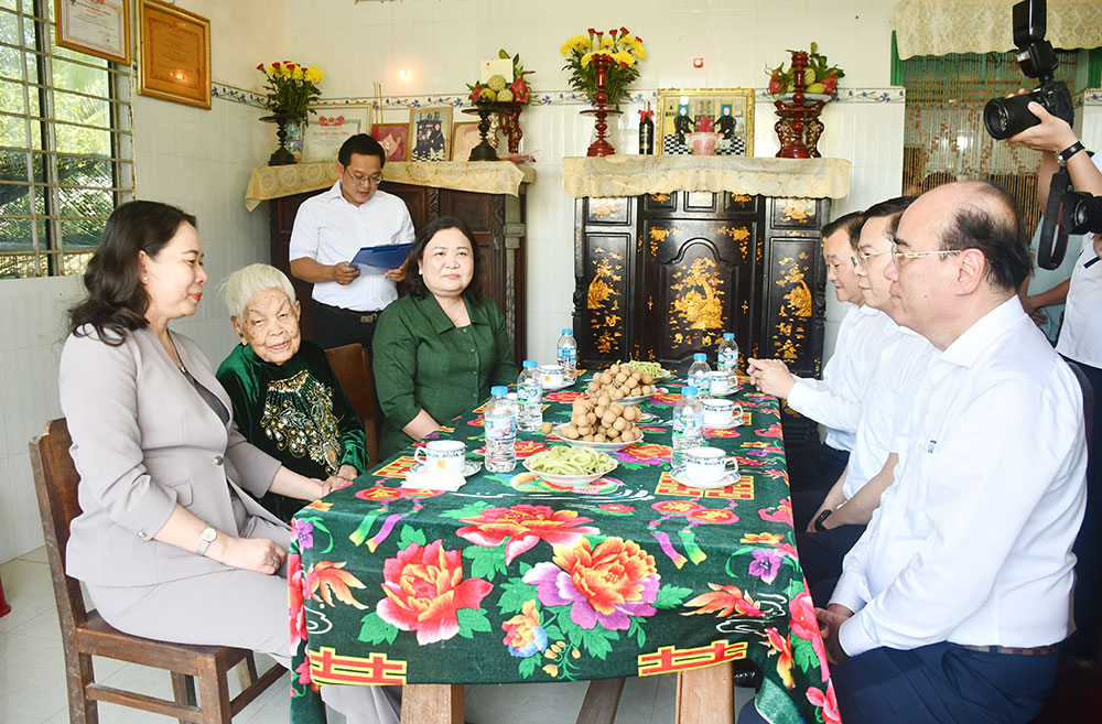 Phó Chủ tịch nước Võ Thị Ánh Xuân thăm, tặng quà gia đình chính sách và người lao động tại Vĩnh Long- Ảnh 2.