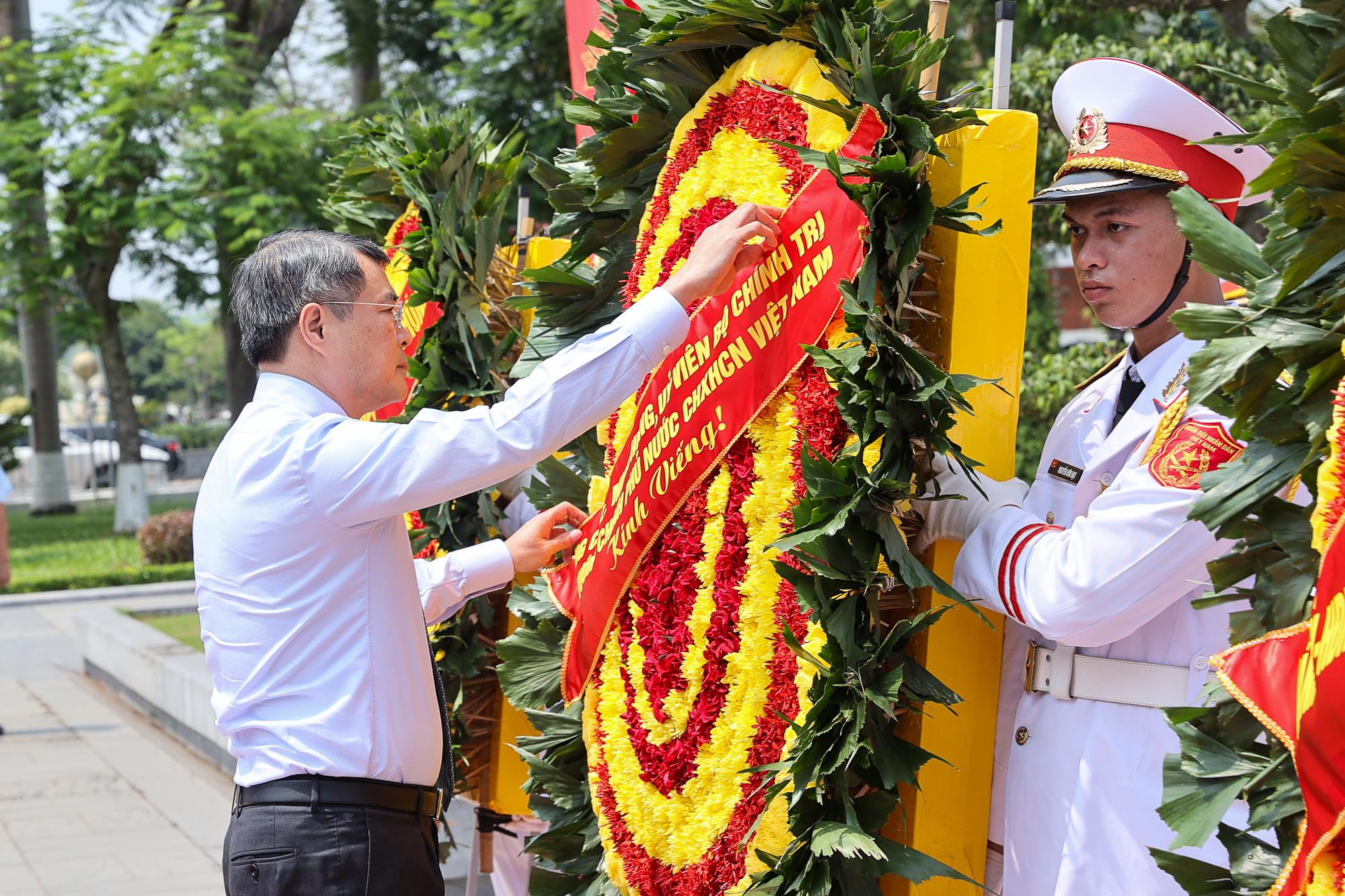 Thủ tướng Lê Minh Hưng dâng hương tưởng niệm các Anh hùng liệt sĩ; tri ân người có công tại Hải Phòng- Ảnh 1.