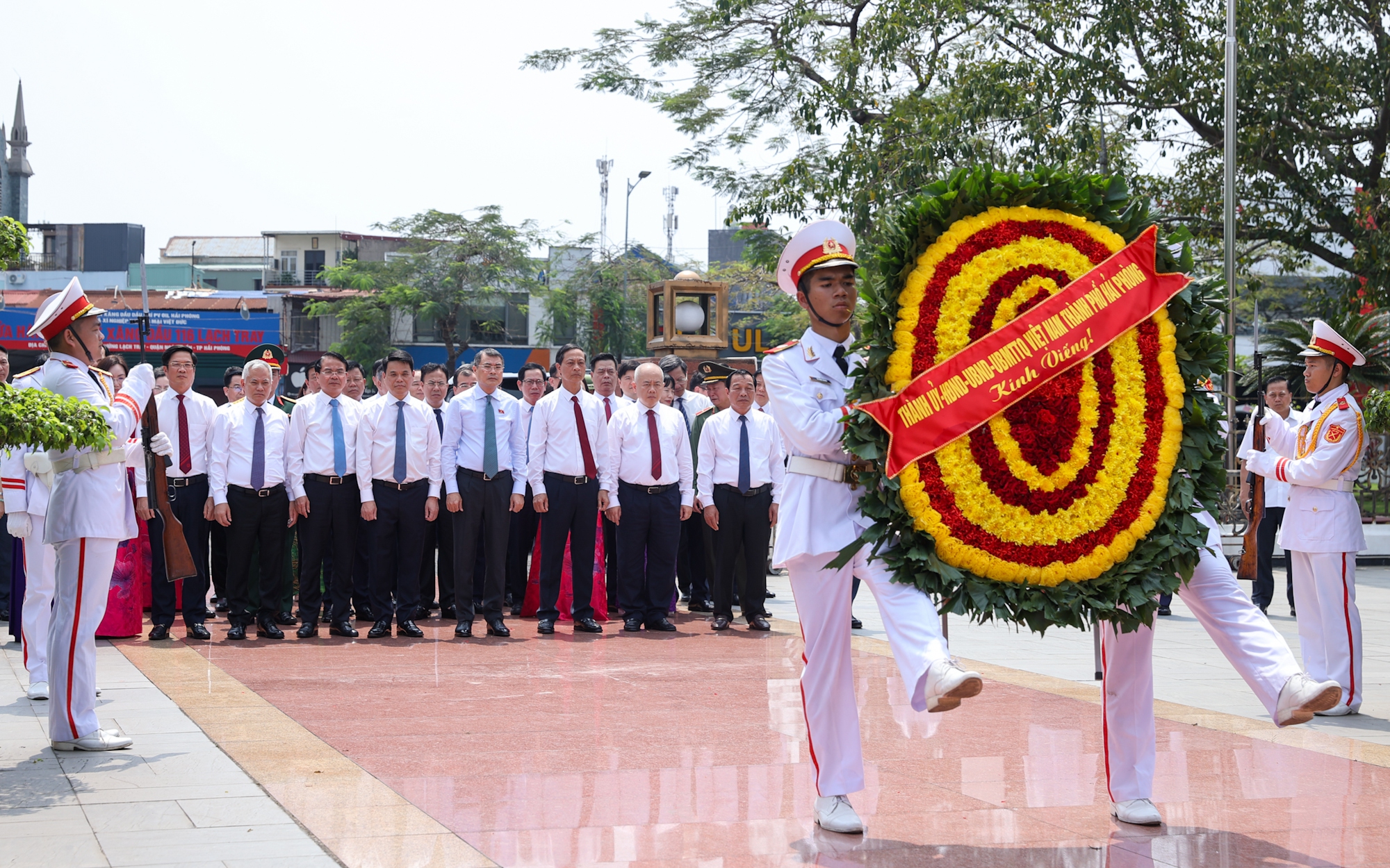 Thủ tướng Lê Minh Hưng dâng hương tưởng niệm các Anh hùng liệt sĩ; tri ân người có công tại Hải Phòng