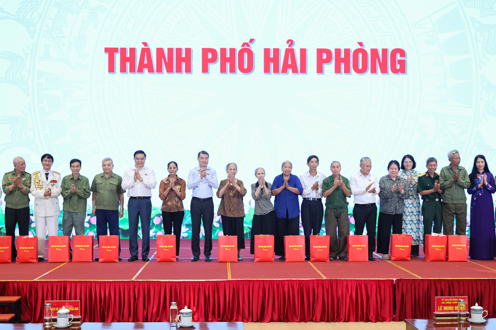 Thủ tướng Lê Minh Hưng dâng hương tưởng niệm các Anh hùng liệt sĩ; tri ân người có công tại Hải Phòng- Ảnh 9.