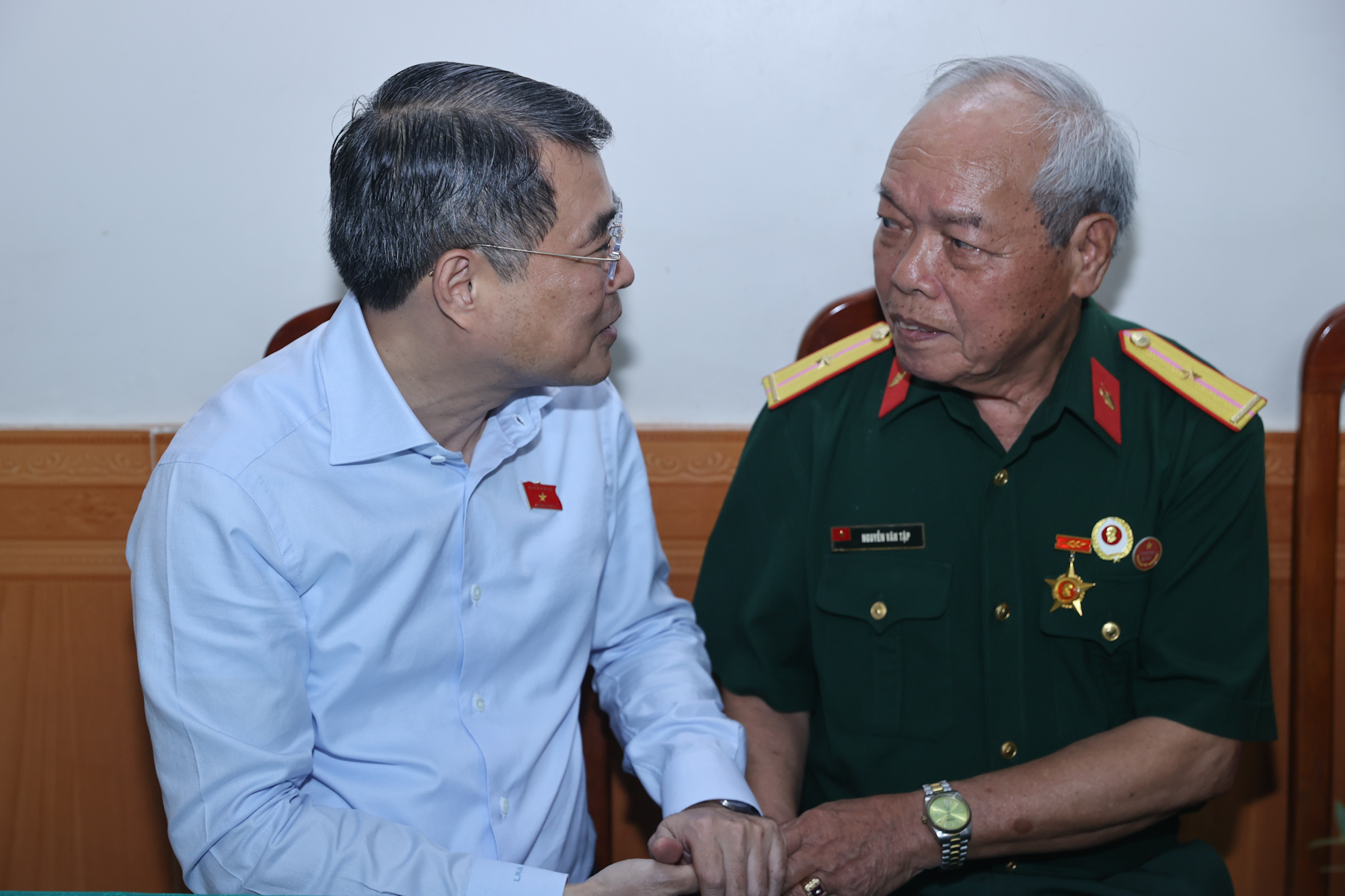 Thủ tướng Lê Minh Hưng dâng hương tưởng niệm các Anh hùng liệt sĩ; tri ân người có công tại Hải Phòng- Ảnh 7.