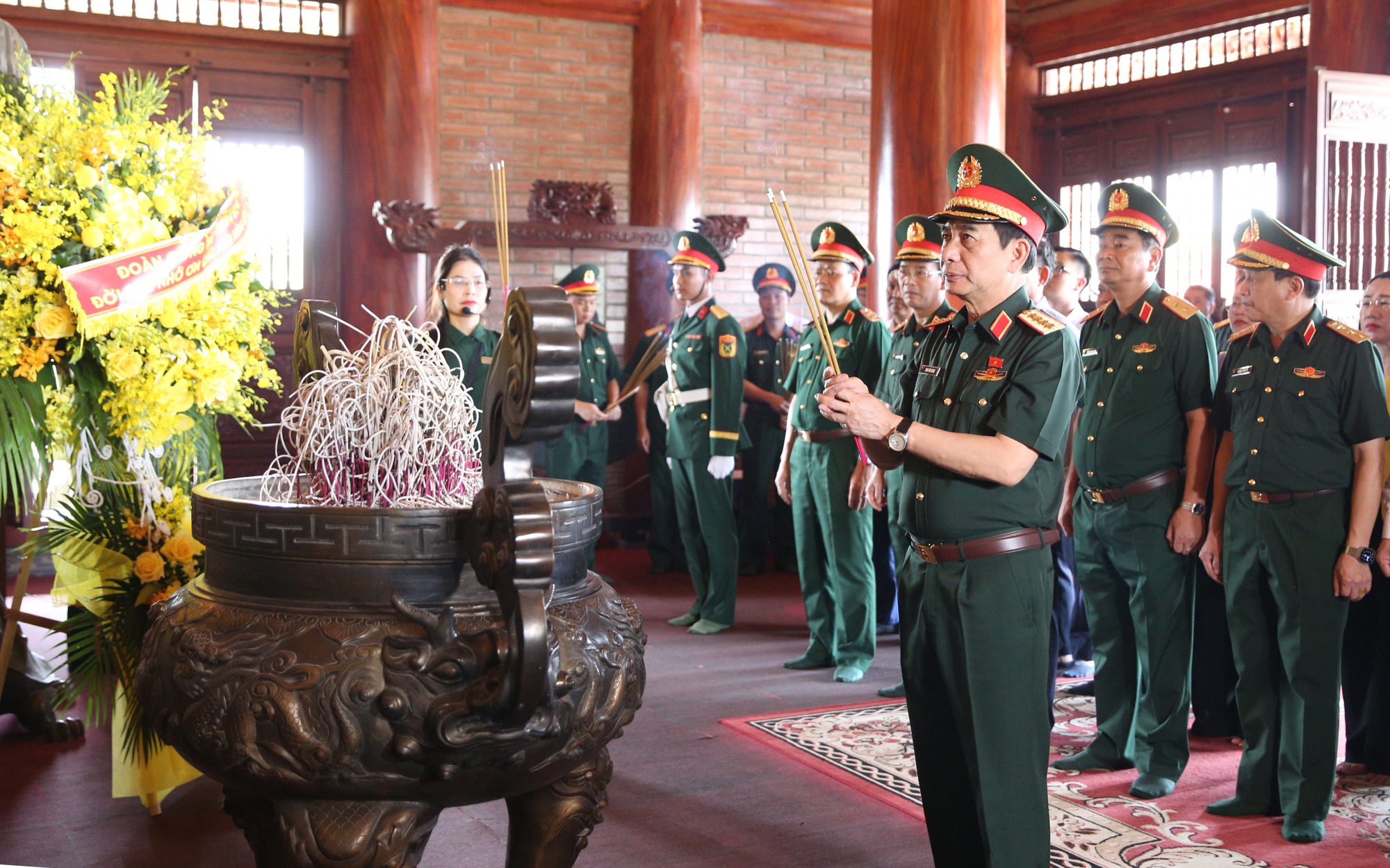 Phó Thủ tướng, Bộ trưởng Bộ Quốc phòng Phan Văn Giang dâng hương tưởng niệm các Anh hùng liệt sĩ tại Thái Nguyên
