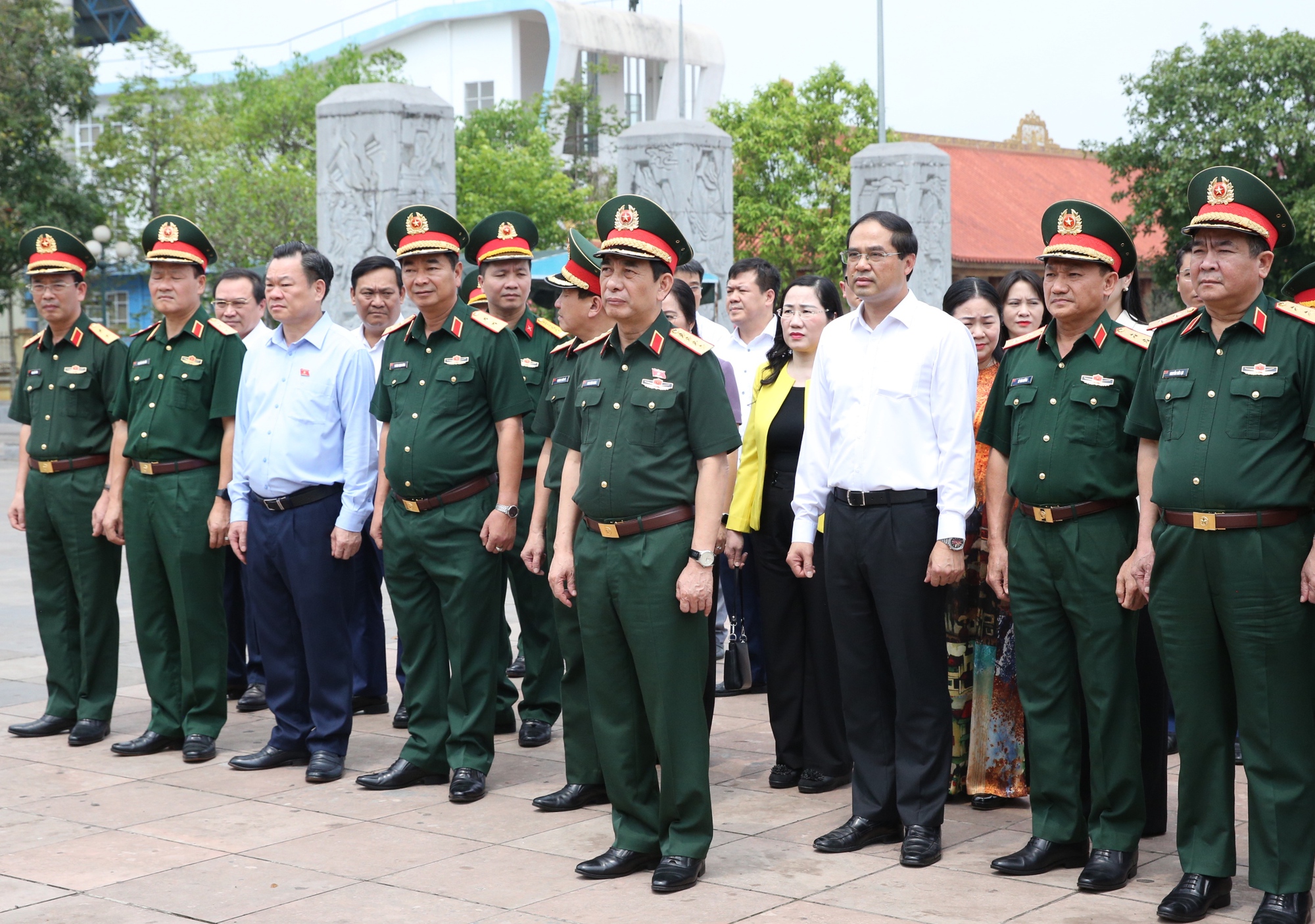 Phó Thủ tướng, Bộ trưởng Bộ Quốc phòng Phan Văn Giang dâng hương tưởng niệm các Anh hùng liệt sĩ tại Thái Nguyên- Ảnh 1.