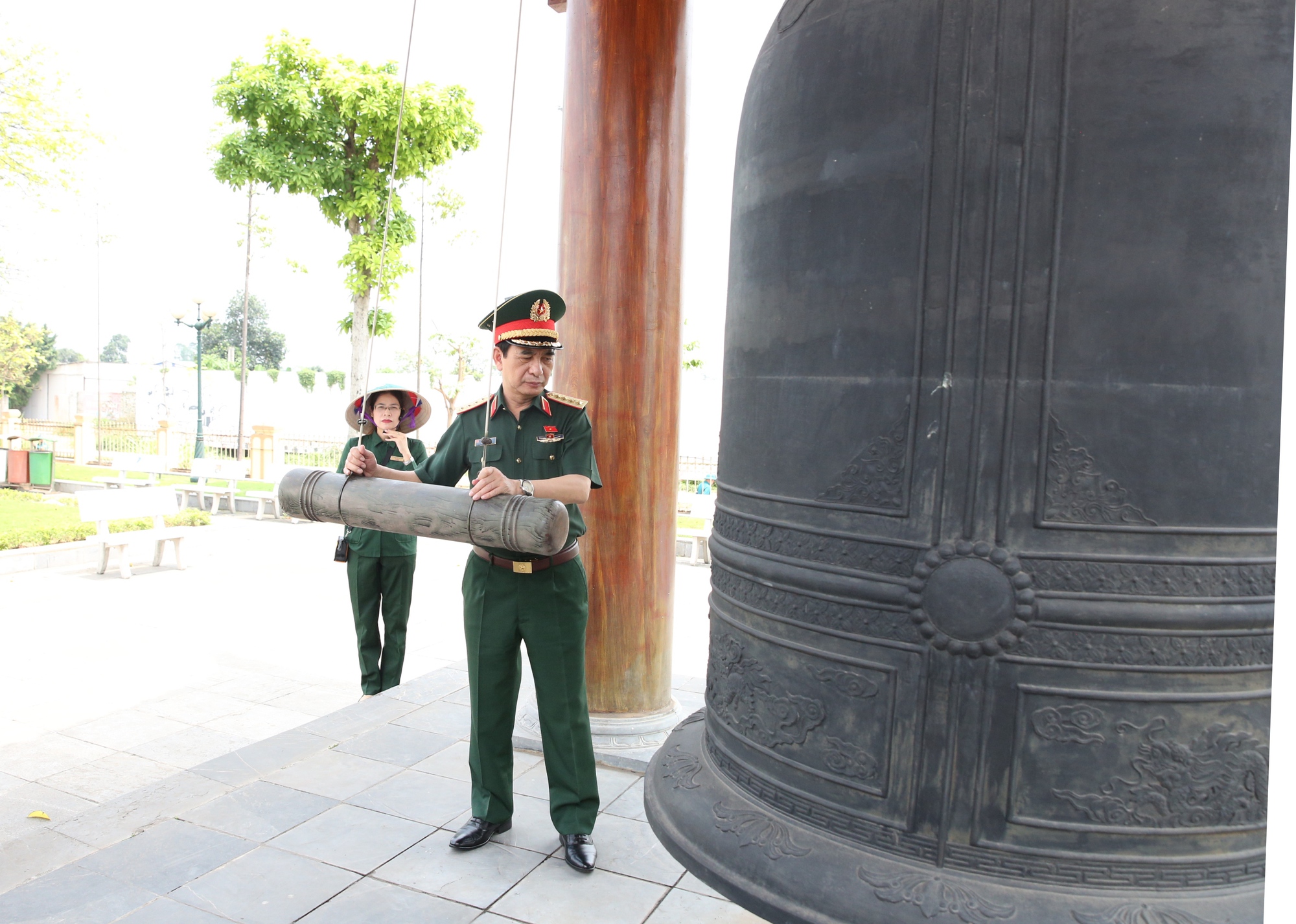 Phó Thủ tướng, Bộ trưởng Bộ Quốc phòng Phan Văn Giang dâng hương tưởng niệm các Anh hùng liệt sĩ tại Thái Nguyên- Ảnh 4.