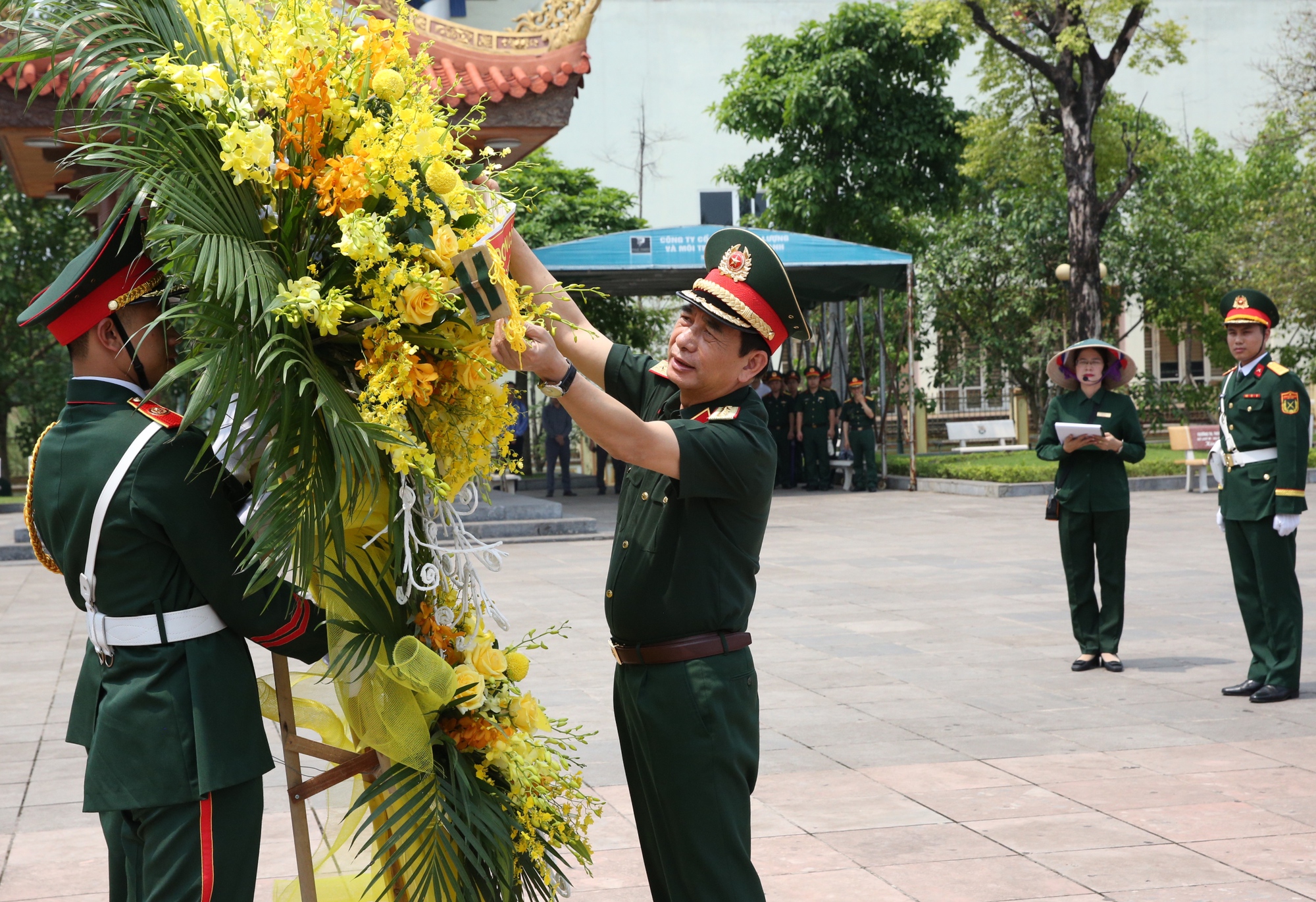 Phó Thủ tướng, Bộ trưởng Bộ Quốc phòng Phan Văn Giang dâng hương tưởng niệm các Anh hùng liệt sĩ tại Thái Nguyên- Ảnh 2.