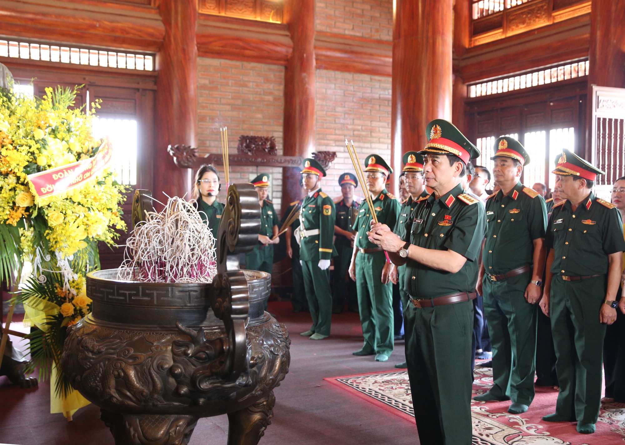 Phó Thủ tướng, Bộ trưởng Bộ Quốc phòng Phan Văn Giang dâng hương tưởng niệm các Anh hùng liệt sĩ tại Thái Nguyên- Ảnh 3.