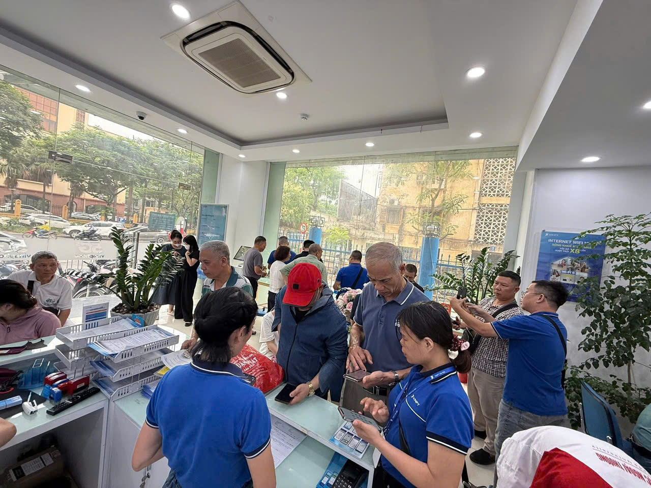 Các điểm hỗ trợ xác thực thông tin thuê bao của VinaPhone và Viettel không nghỉ lễ- Ảnh 1.