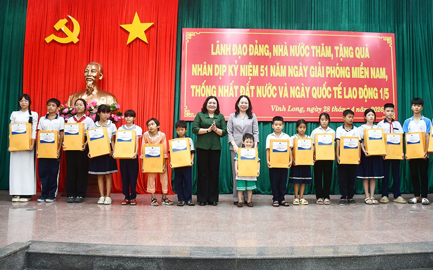 Phó Chủ tịch nước Võ Thị Ánh Xuân thăm, tặng quà gia đình chính sách và người lao động tại Vĩnh Long