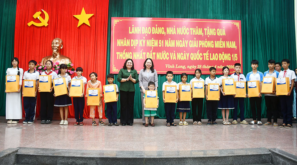 Phó Chủ tịch nước Võ Thị Ánh Xuân thăm, tặng quà gia đình chính sách và người lao động tại Vĩnh Long- Ảnh 1.