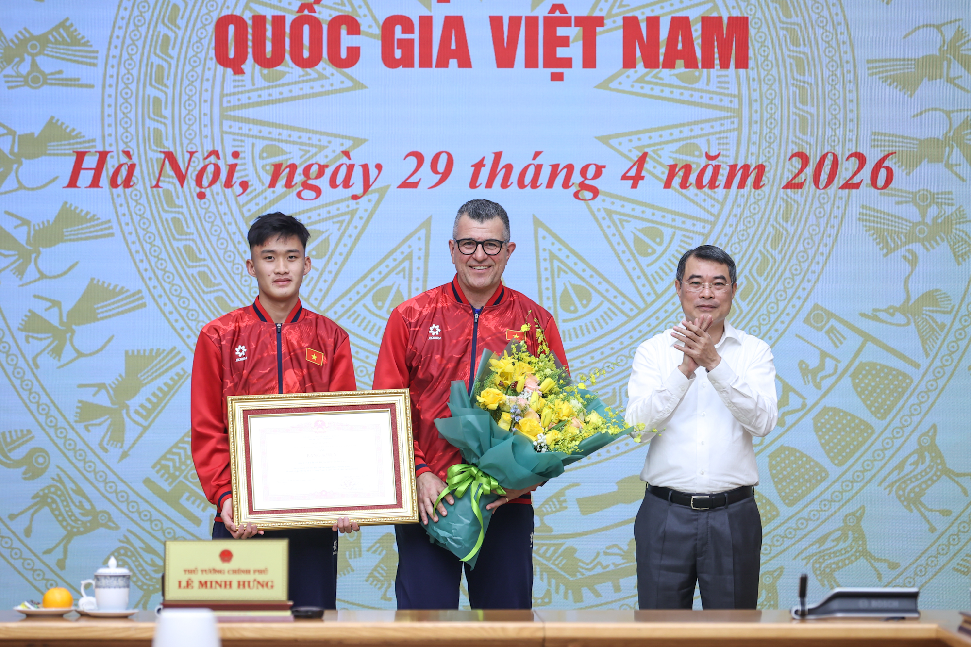 Thủ tướng Lê Minh Hưng gặp mặt, chúc mừng đội tuyển bóng đá nam U17 Việt Nam- Ảnh 5.