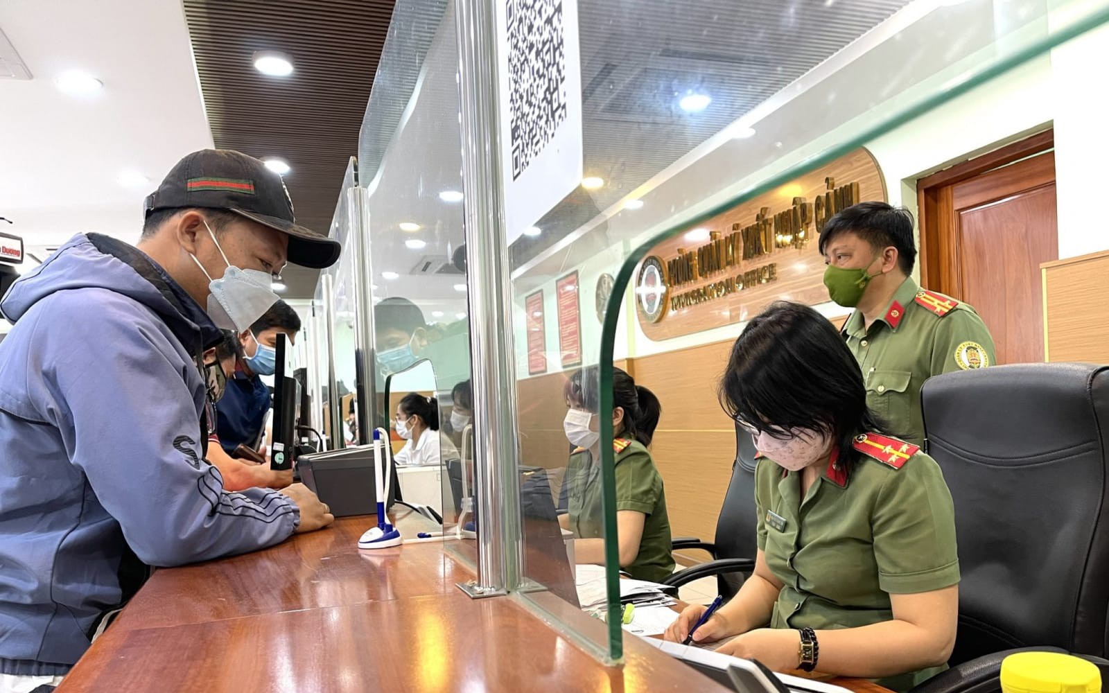 'Tổ chức khác' trong quy định tạm hoãn xuất cảnh vì nợ thuế được hiểu thế nào?