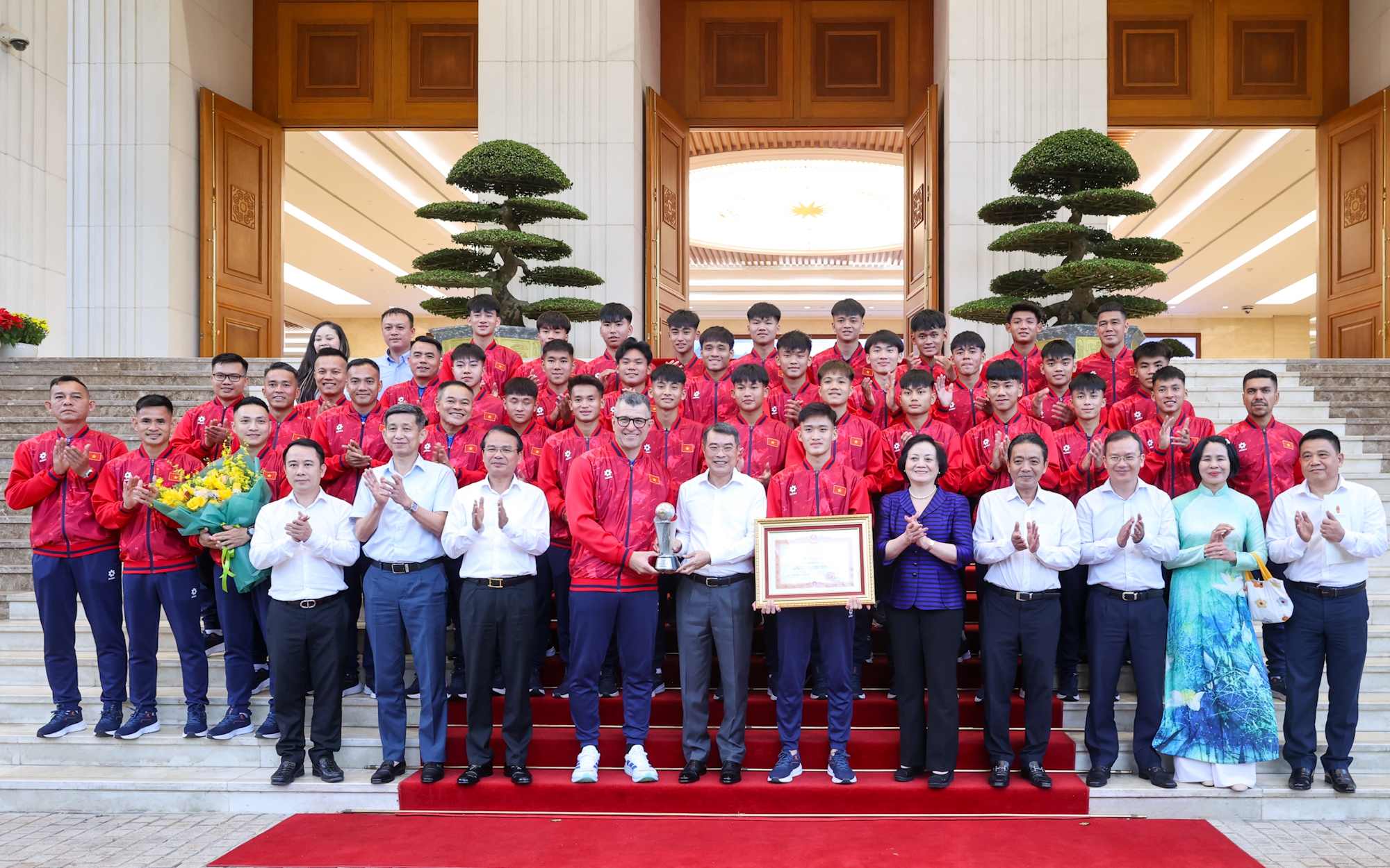 Thủ tướng gặp mặt, chúc mừng đội tuyển bóng đá nam U17 quốc gia Việt Nam