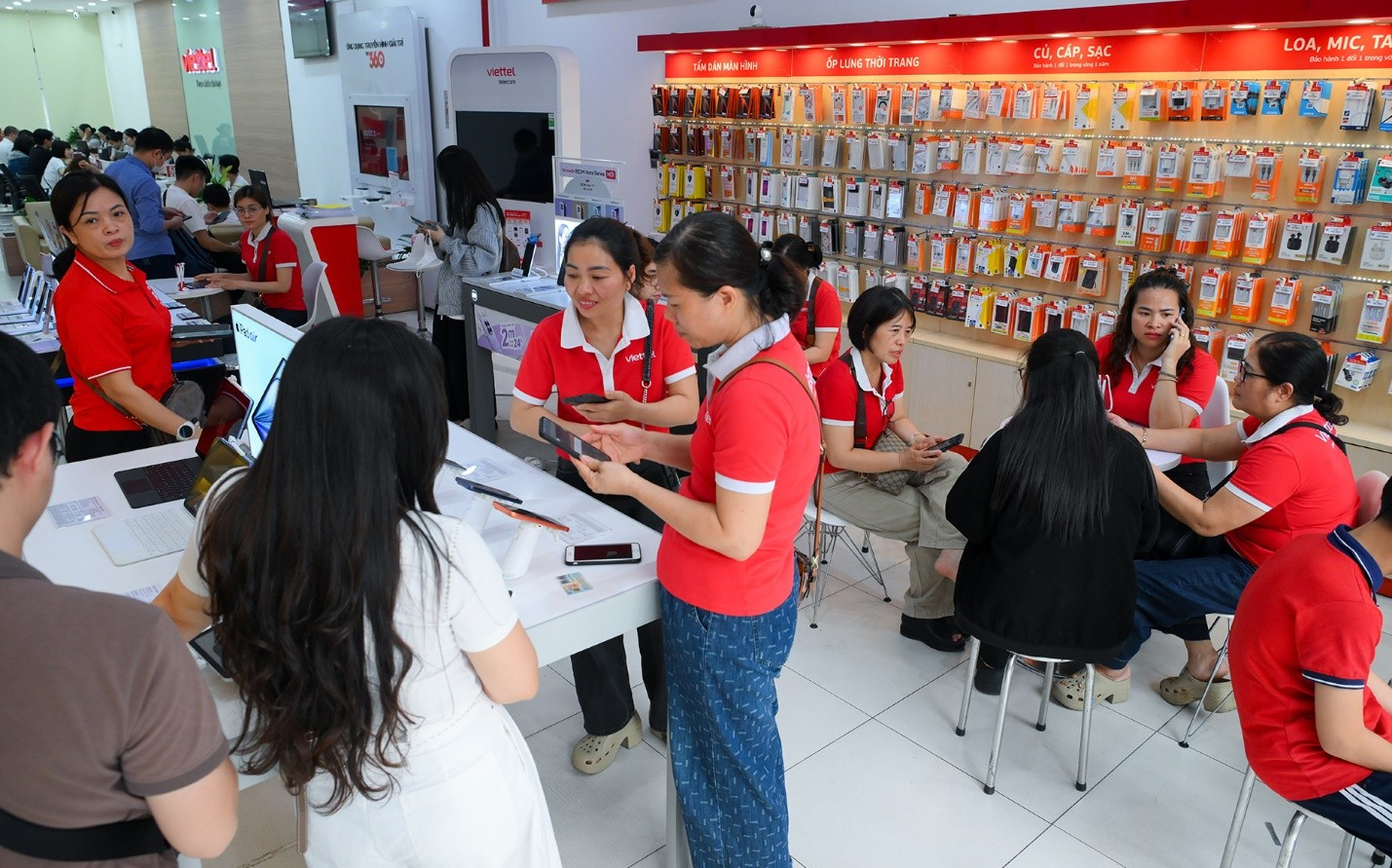 Viettel triển khai gần 50.000 điểm hỗ trợ khách hàng xác thực thông tin thuê bao xuyên lễ- Ảnh 1.