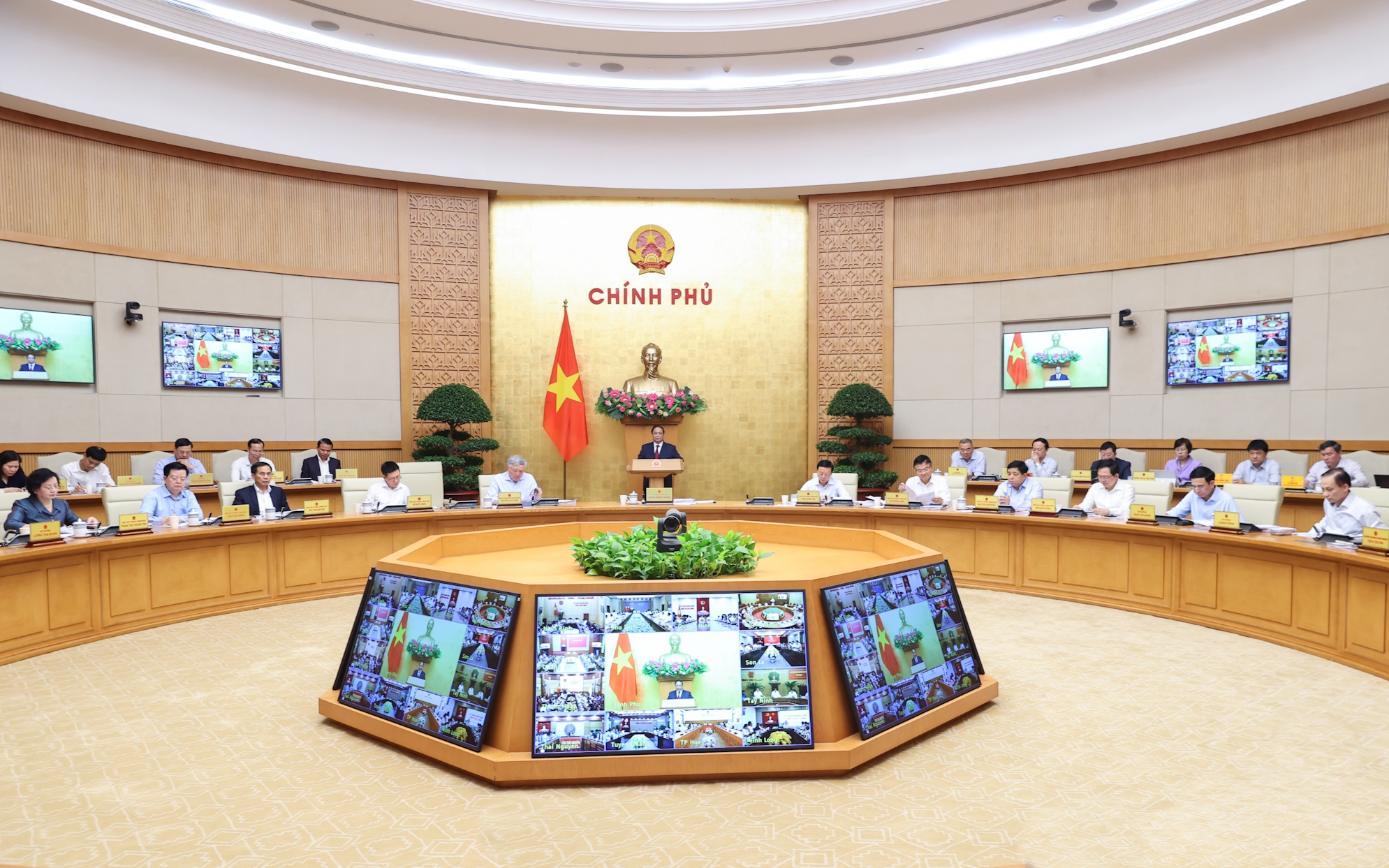 Thủ tướng chủ trì phiên họp thường kỳ và Hội nghị trực tuyến Chính phủ với địa phương