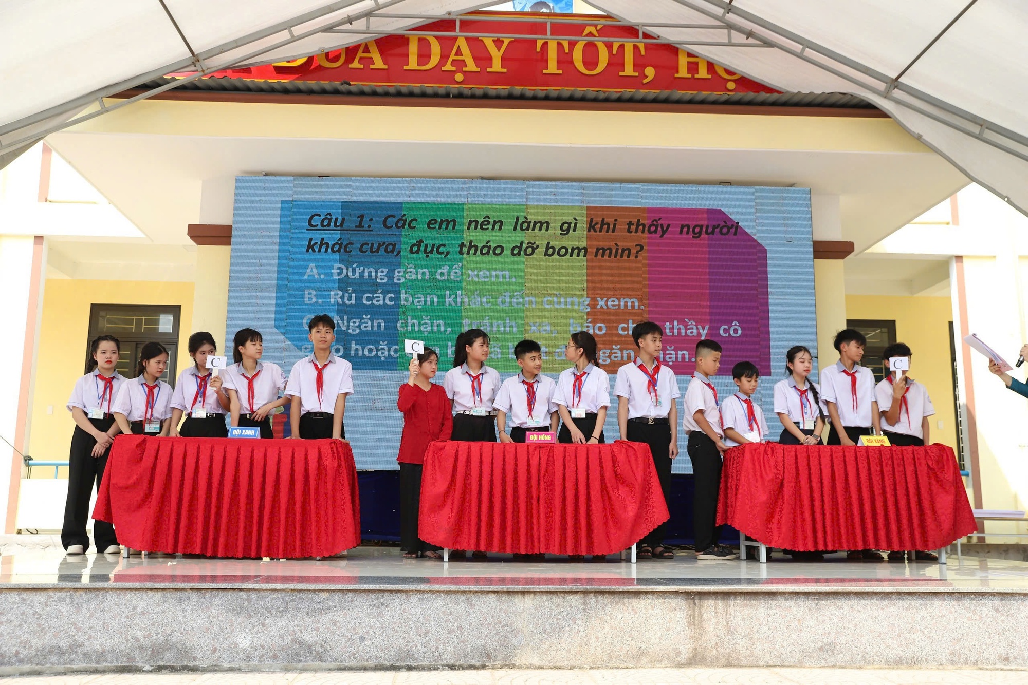 Tuyên truyền phòng tránh bom mìn cho gần 1.000 học sinh, hỗ trợ sinh kế nạn nhân tại Quảng Trị- Ảnh 2.