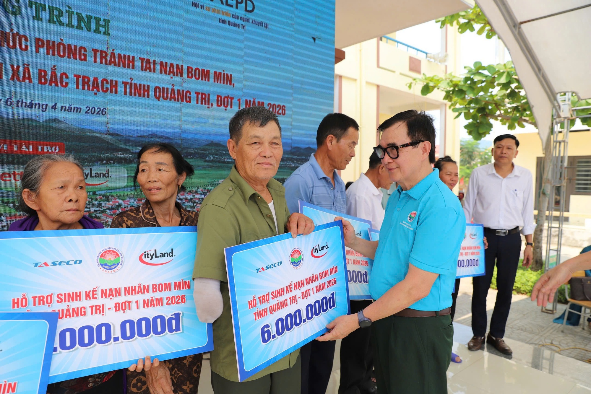 Tuyên truyền phòng tránh bom mìn cho gần 1.000 học sinh, hỗ trợ sinh kế nạn nhân tại Quảng Trị- Ảnh 1.