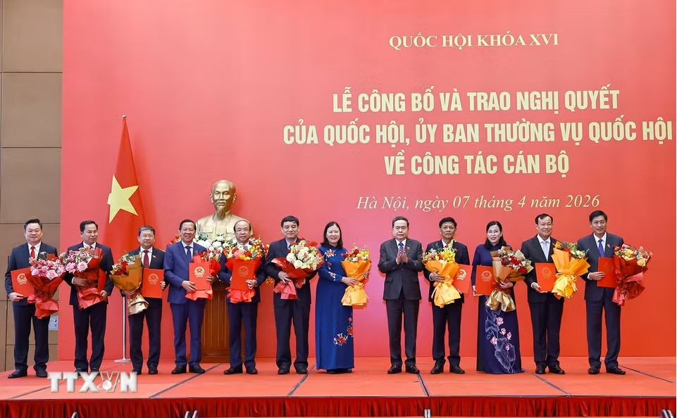 Chủ tịch Quốc hội Trần Thanh Mẫn trao quyết định cho các Phó Chủ tịch Quốc hội khóa XVI- Ảnh 2.