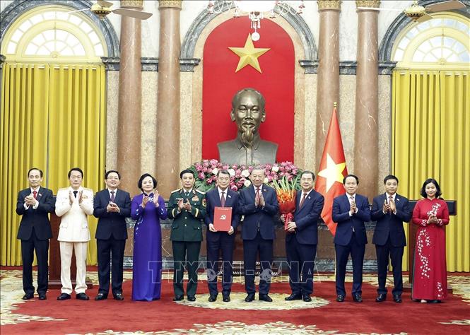 Tổng Bí thư, Chủ tịch nước chủ trì hội nghị công bố các quyết định đối với Chính phủ