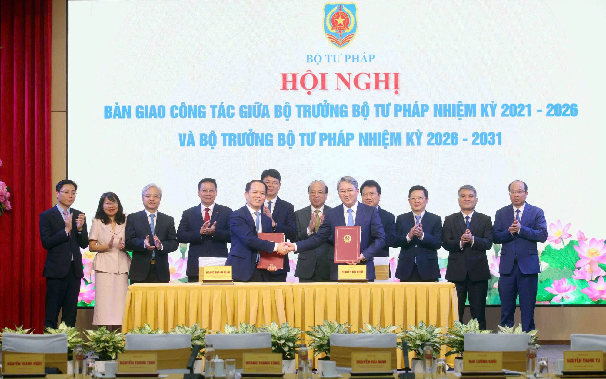 Bàn giao công tác Bộ trưởng Bộ Tư pháp