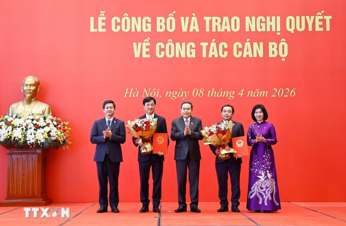 Chủ tịch Quốc hội Trần Thanh Mẫn trao Nghị quyết phê chuẩn Trưởng Đoàn đại biểu Quốc hội- Ảnh 1. Chủ tịch Quốc hội Trần Thanh Mẫn trao Nghị quyết phê chuẩn Trưởng Đoàn đại biểu Quốc hội- Ảnh 1.