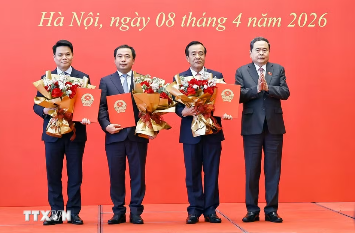 Chủ tịch Quốc hội Trần Thanh Mẫn trao Nghị quyết phê chuẩn Trưởng Đoàn đại biểu Quốc hội- Ảnh 2. Chủ tịch Quốc hội Trần Thanh Mẫn trao Nghị quyết phê chuẩn Trưởng Đoàn đại biểu Quốc hội- Ảnh 2.