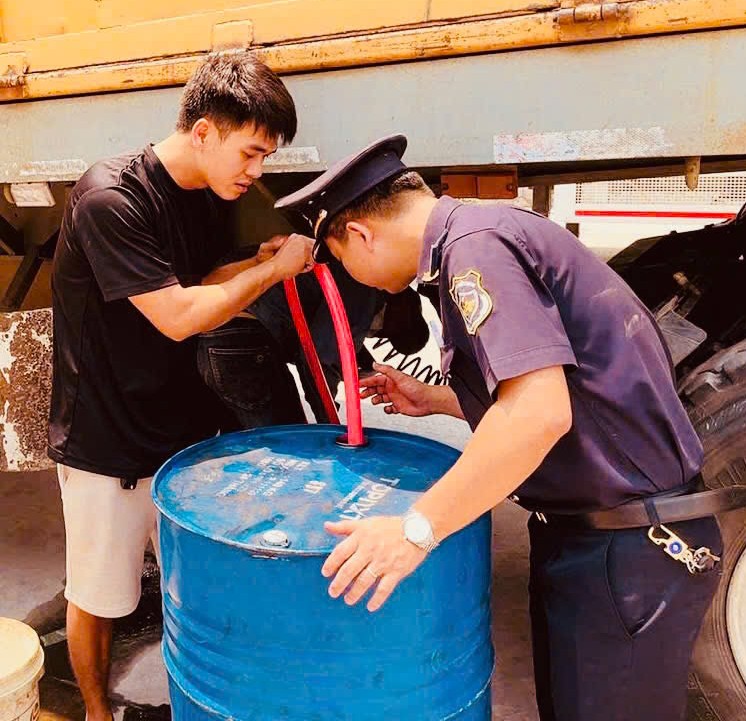 Liên tiếp phát hiện vận chuyển trái phép xăng dầu, vũ khí, ma túy- Ảnh 1. Liên tiếp phát hiện vận chuyển trái phép xăng dầu, vũ khí, ma túy- Ảnh 1.