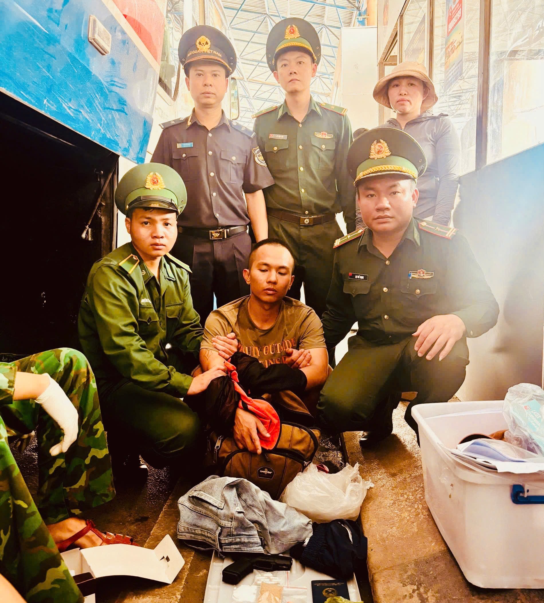 Liên tiếp phát hiện vận chuyển trái phép xăng dầu, vũ khí, ma túy- Ảnh 2. Liên tiếp phát hiện vận chuyển trái phép xăng dầu, vũ khí, ma túy- Ảnh 2.