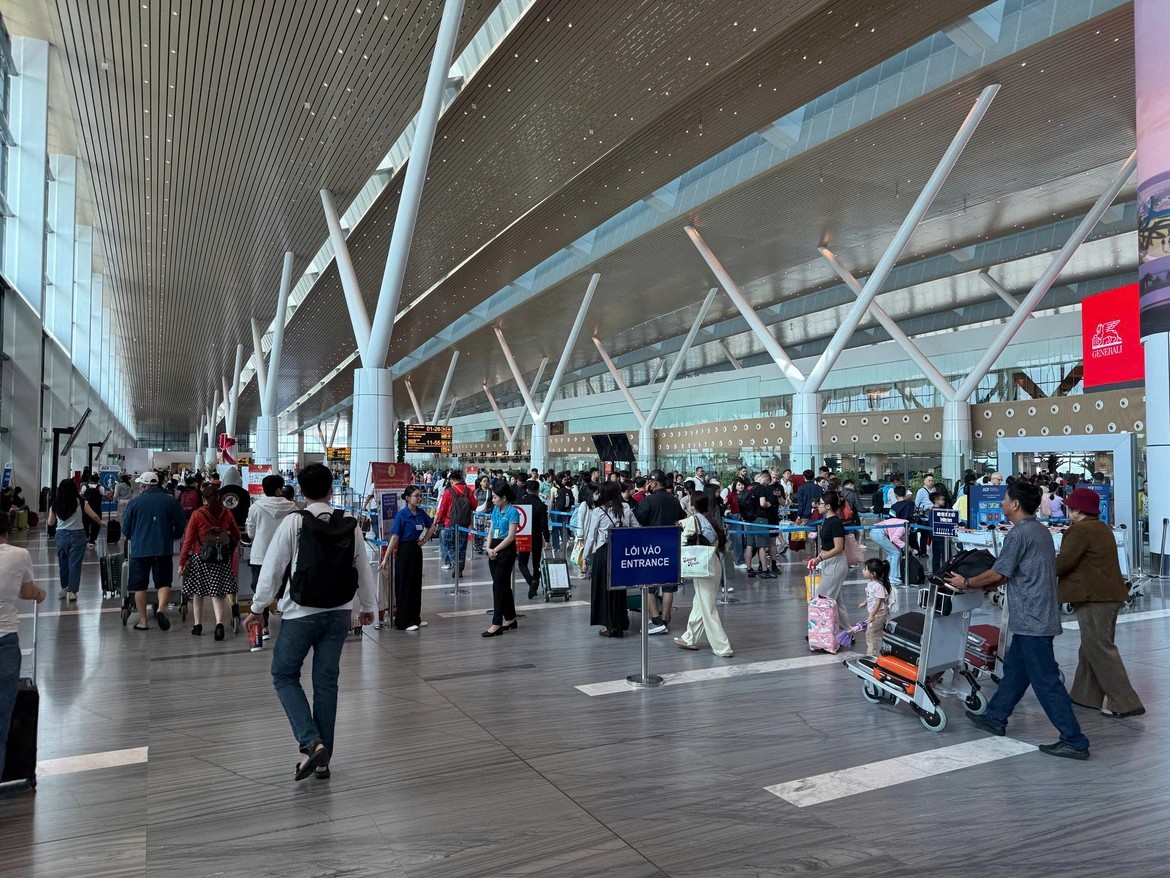 Khách quốc tế bay đến Việt Nam tăng mạnh- Ảnh 1.