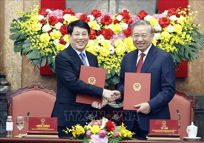 Bàn giao công tác giữa Tổng Bí thư, Chủ tịch nước Tô Lâm và nguyên Chủ tịch nước Lương Cường- Ảnh 1. Bàn giao công tác giữa Tổng Bí thư, Chủ tịch nước Tô Lâm và nguyên Chủ tịch nước Lương Cường- Ảnh 1.