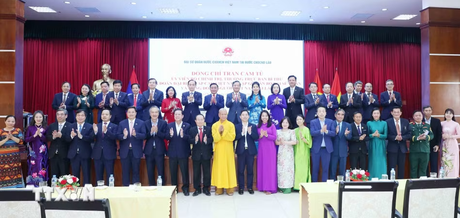 Thường trực Ban Bí thư Trần Cẩm Tú gặp gỡ cộng đồng người Việt tại Lào- Ảnh 3.