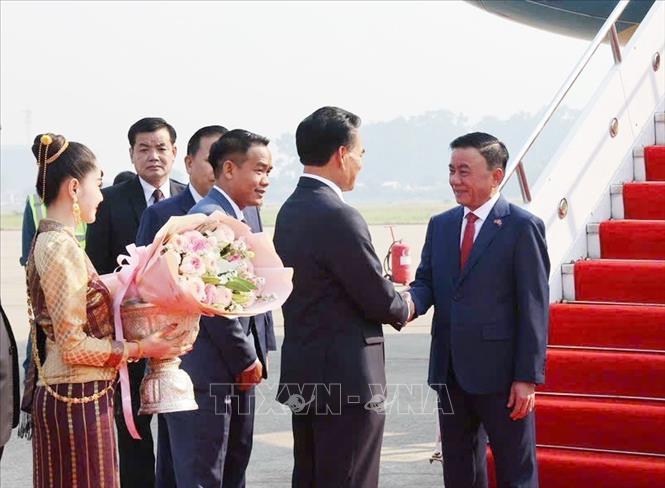 Thường trực Ban Bí thư Trần Cẩm Tú đến Vientiane, bắt đầu thăm chính thức Lào- Ảnh 1.