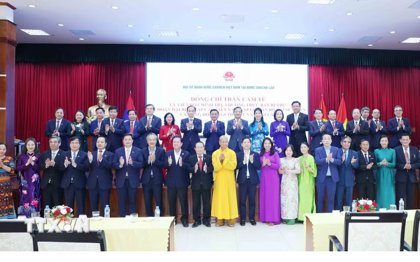 Thường trực Ban Bí thư Trần Cẩm Tú gặp gỡ cộng đồng người Việt tại Lào