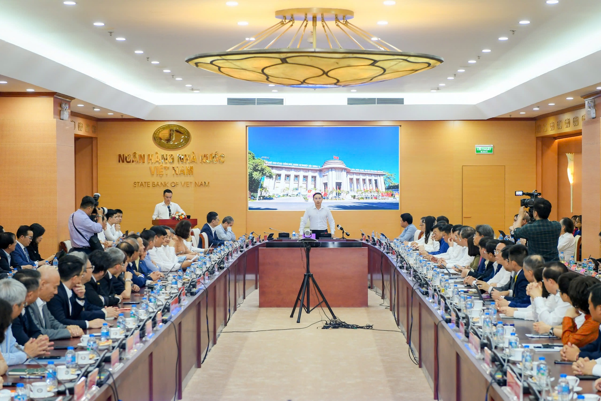 Ngân hàng cam kết giảm lãi suất sau cuộc họp với NHNN- Ảnh 1. Ngân hàng cam kết giảm lãi suất sau cuộc họp với NHNN- Ảnh 1.