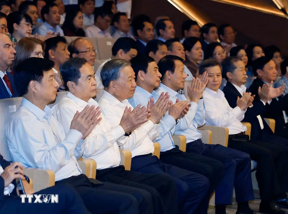 Tổng Bí thư, Chủ tịch nước Tô Lâm dự Chương trình nghệ thuật 'Tổ quốc trong tim'- Ảnh 2. Tổng Bí thư, Chủ tịch nước Tô Lâm dự Chương trình nghệ thuật 'Tổ quốc trong tim'- Ảnh 2.